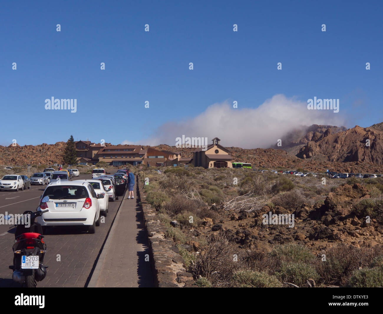 Überfüllten Parkplatz in Las Canadas de Teide, ein beliebter Sightseeing-Stopp für Touristen in Teneriffa-Kanarische Inseln-Spanien Stockfoto