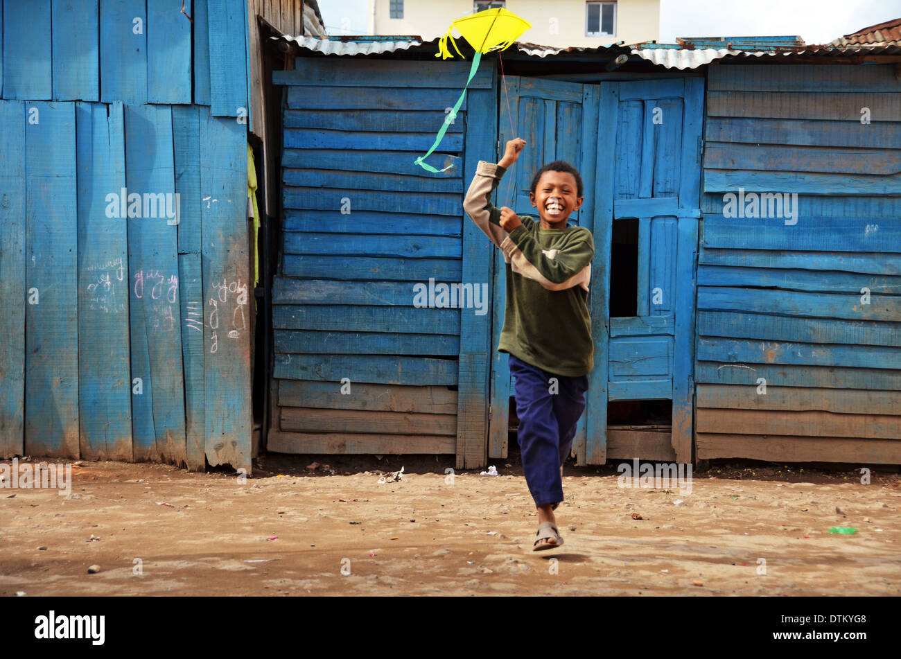 Antananarivo, Madagaskar junge fliegen eine Kit im Hof der Schule Stockfoto