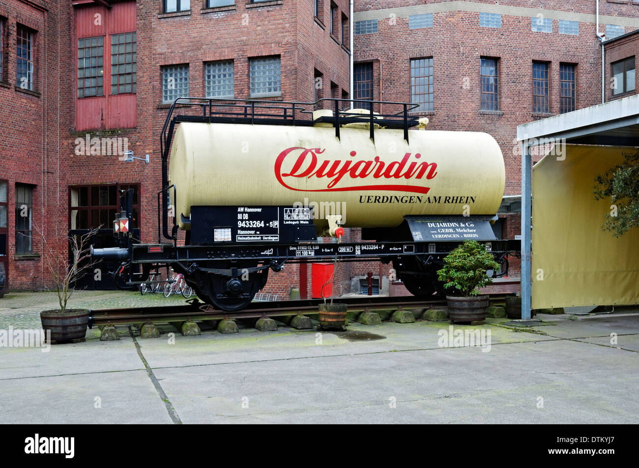 Eisenbahnwagen, die früher zum transport von Wein bei Dujardin-Museum, Krefeld-Uerdingen, NRW. Deutschland Stockfoto