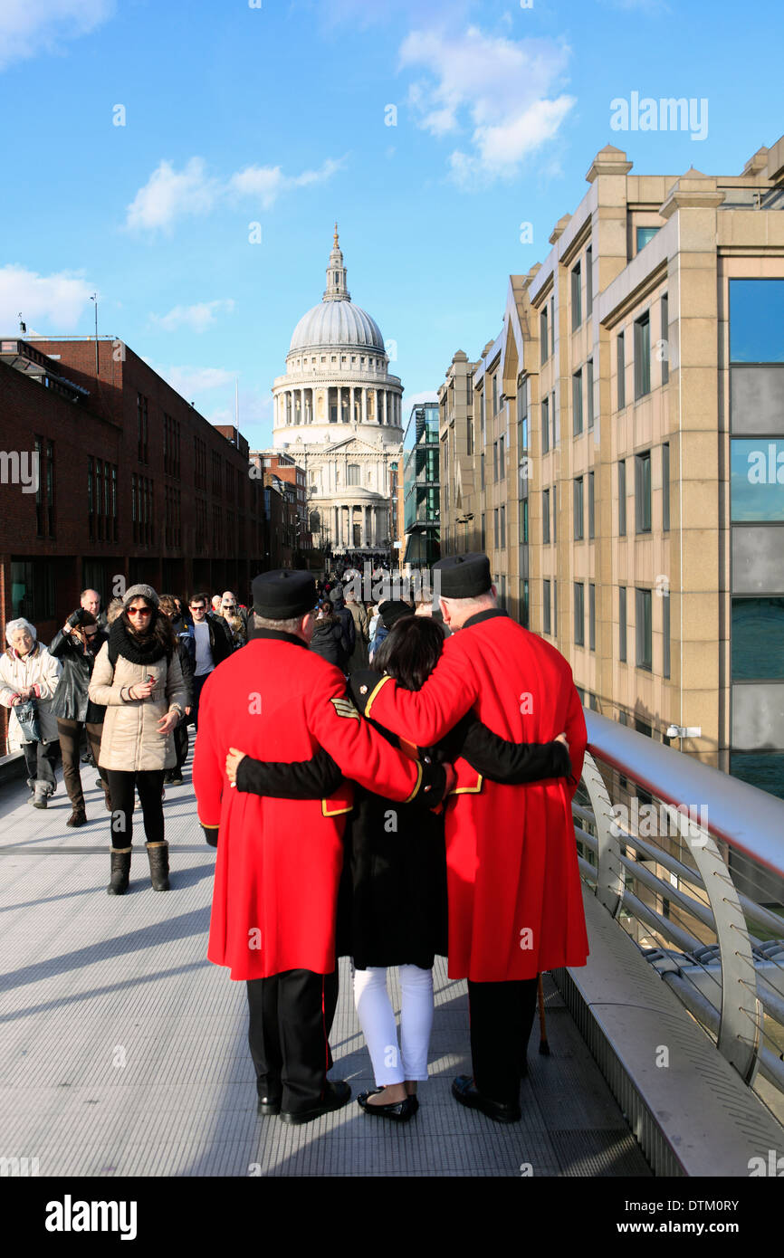 Vereinigtes Königreich Stadt von London das Millenium Brücke zwei Chelsea Rentner posiert mit Touristen Stockfoto