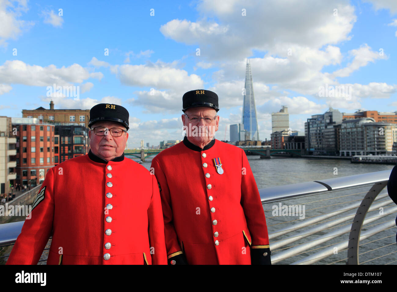 Vereinigtes Königreich Stadt von London die Millennium Brücke zwei Chelsea Rentner posieren für ein Foto Stockfoto