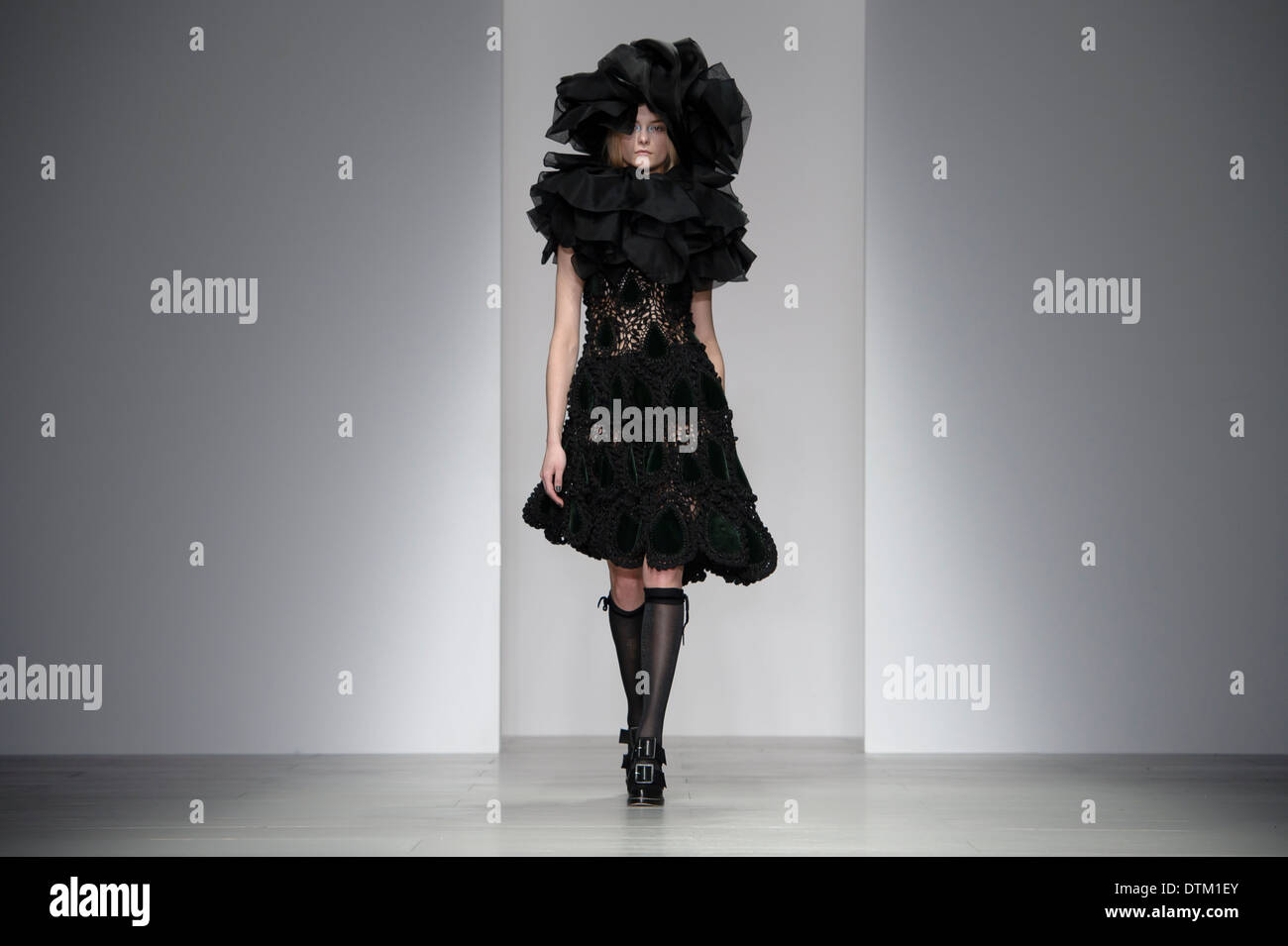 Ein Model trägt eine Design erstellt von John Rocha während der London Fashion Week Herbst/Winter 2014, im Somerset House. Stockfoto