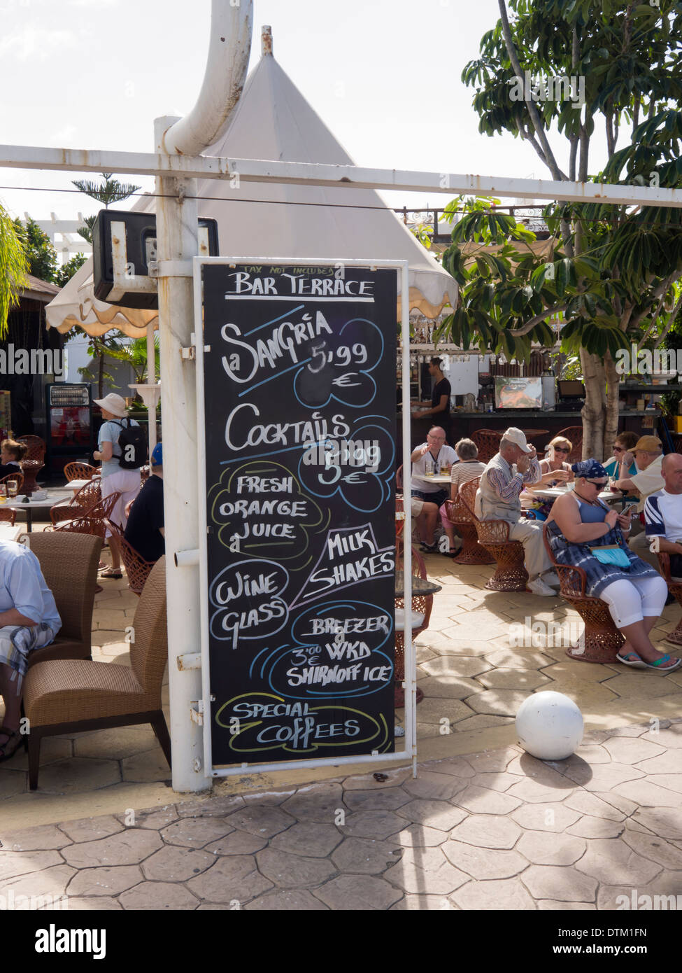 Playa de Las Americas Teneriffa Kanaren Spanien, Barkarte, Tafel Kreide schreiben, Getränke, Kunden, entspannen im freien Stockfoto