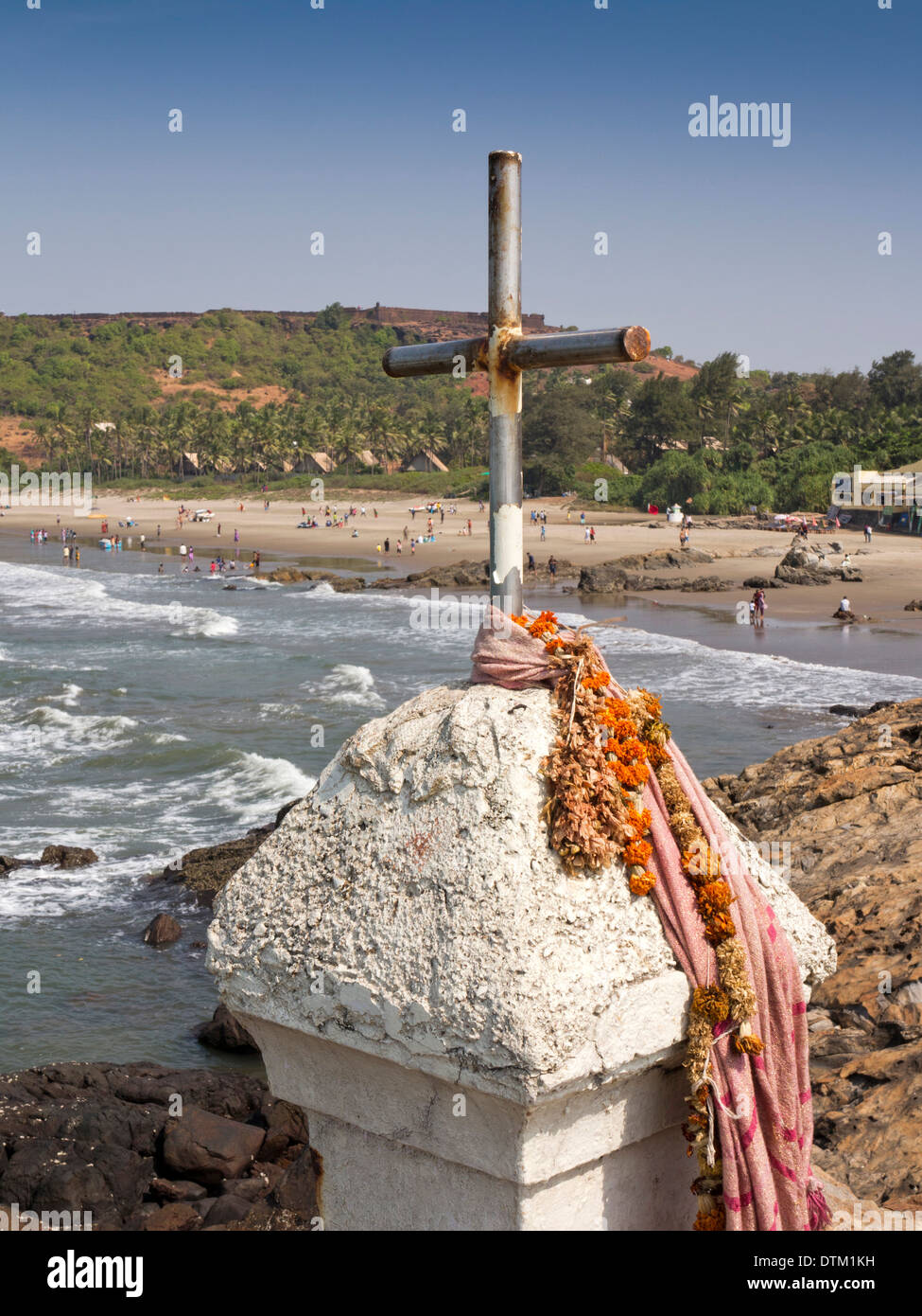 Indien, Goa, Vagator Strand, Kruzifix über Fischers katholischer Christ Schrein Stockfoto