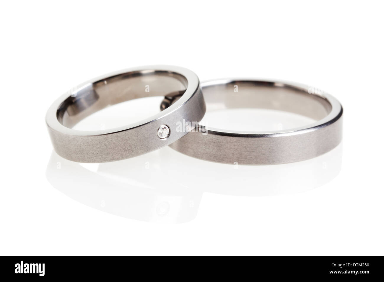 Silberne Hochzeit Ringe auf weißem Hintergrund Stockfoto