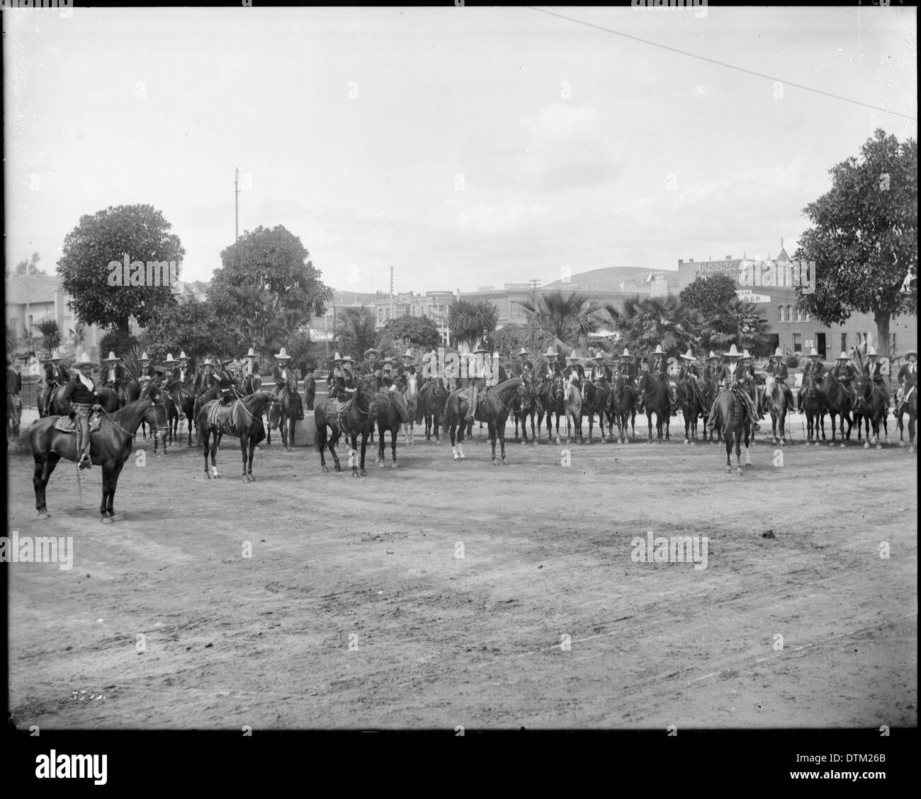Spanische Caballeros und Caballeras werden während der La Fiesta de Los Angeles im Jahr 1901 in der Nähe der Plaza Church auf Pferden gesehen. Stockfoto