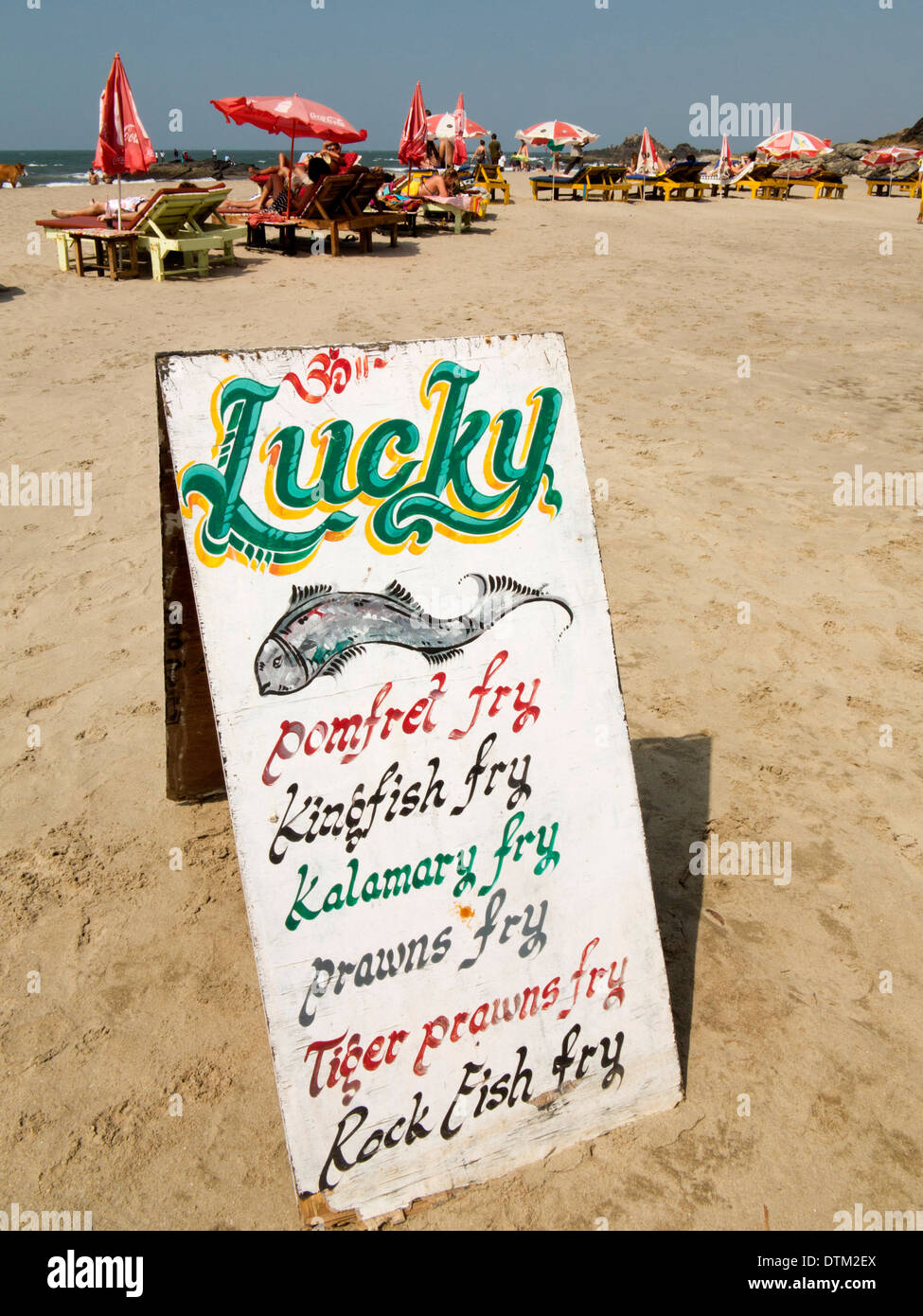 Indien, Goa, Vagator, Ozran Strand, Lucky Shack, Restaurant Schild Werbung Fischgerichte Stockfoto