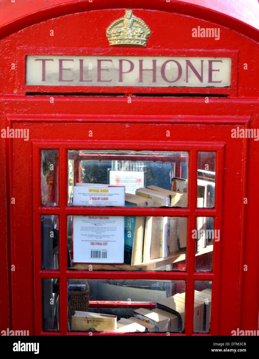 Bücher im traditionellen englischen Telefon Box, Dorset, Großbritannien Stockfoto