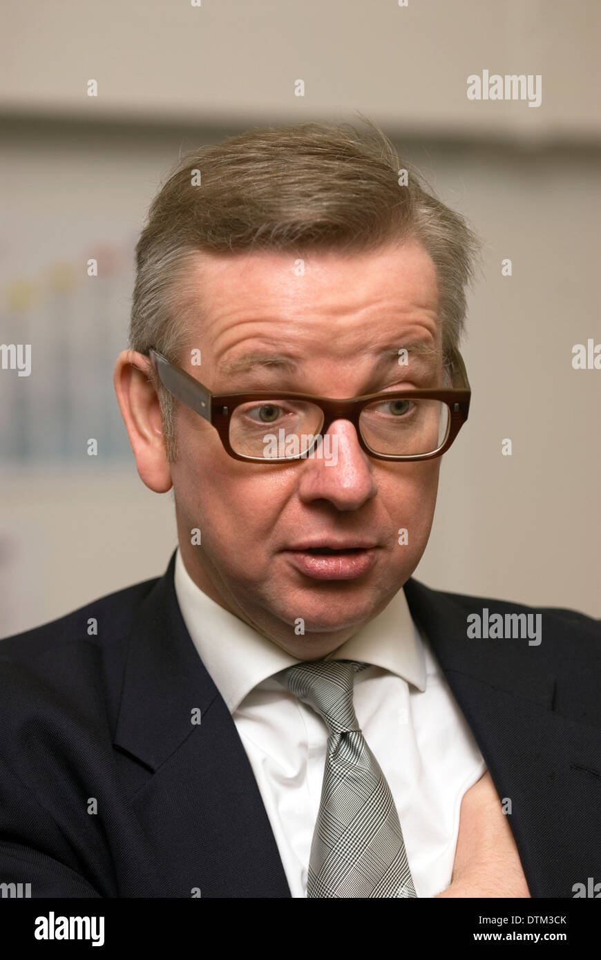 Ehemaliger Minister für Bildung Michael Gove, bei einem Besuch in einer Schule in Liphook, Hampshire, UK. Stockfoto