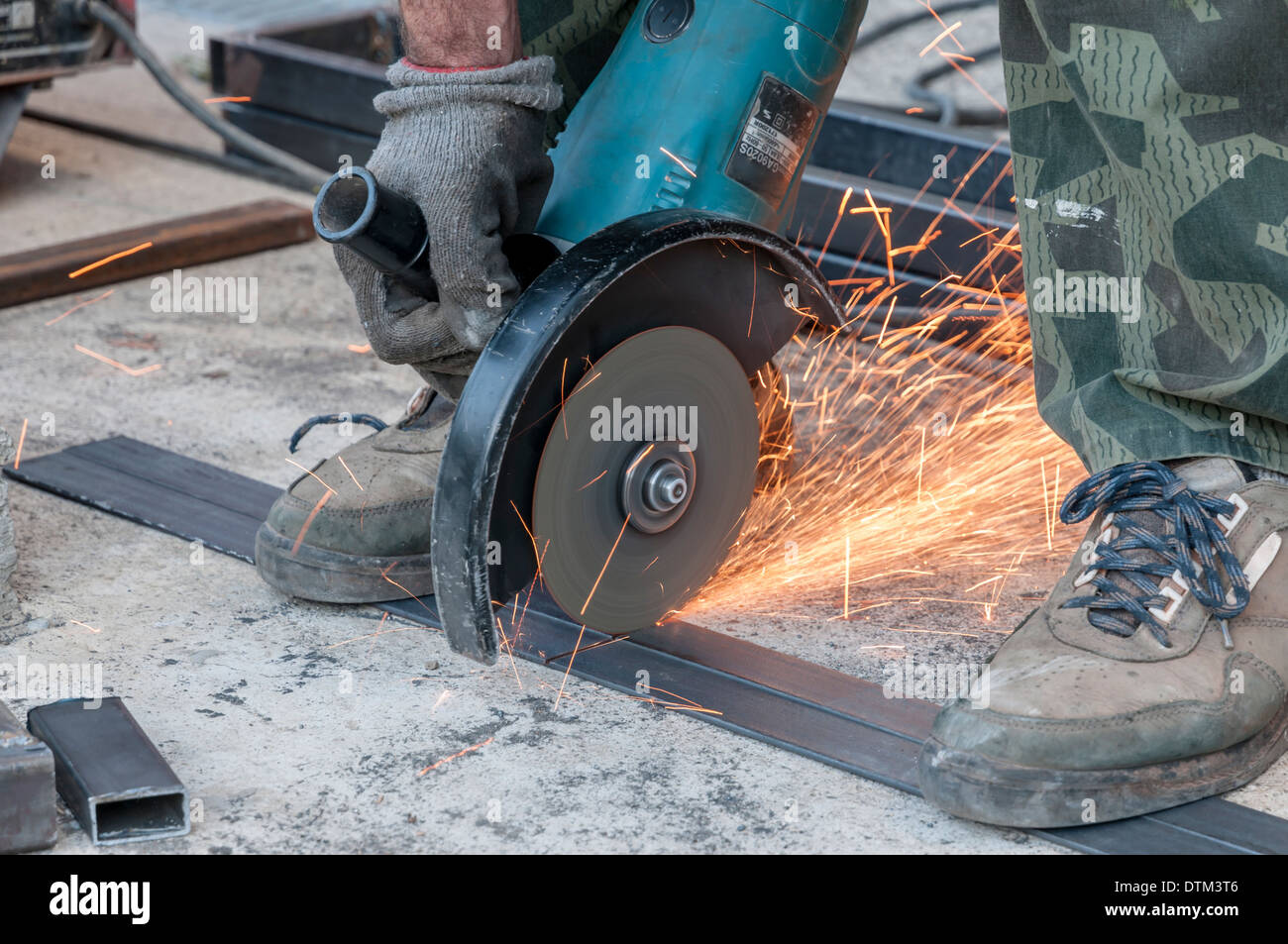 Arbeiter mit Winkelschleifer Stockfoto