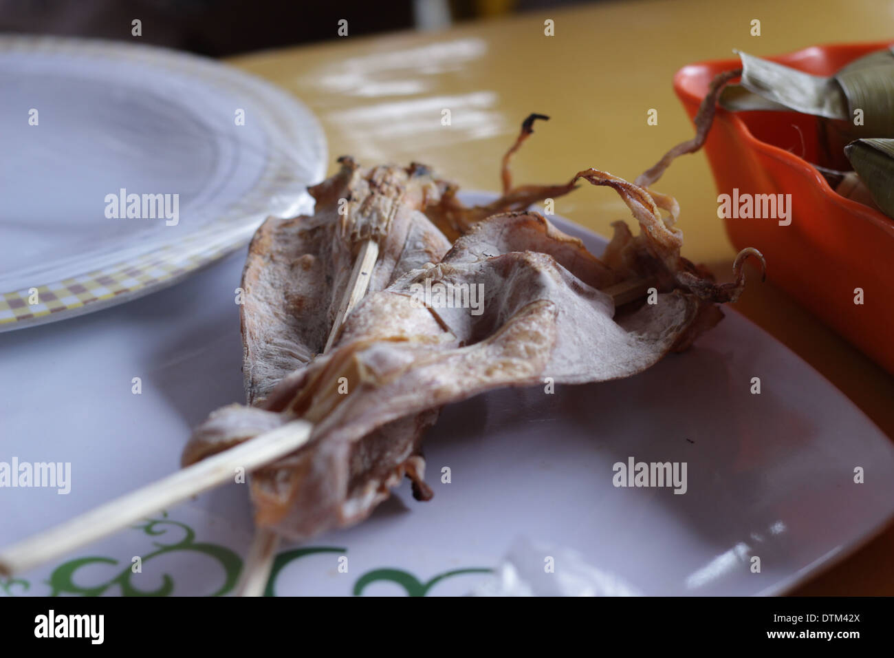 Getrocknete und gegrillter Tintenfisch auf einem stick Stockfoto