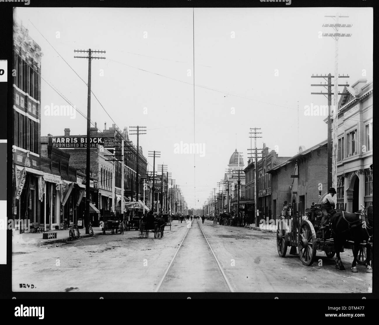 Ein Blick auf die Third Street in San Bernardino, Kalifornien, mit Blick nach Osten, um 1905 aufgenommen und zeigt die frühe Stadtentwicklung und das Straßenleben in der Gegend. Stockfoto