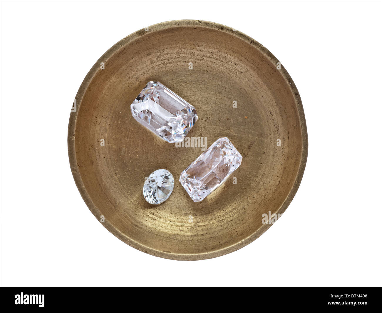 verschiedene Cluster von Diamanten in eine funktionierende Messing Tablett, Beschneidungspfad geschnitten Stockfoto