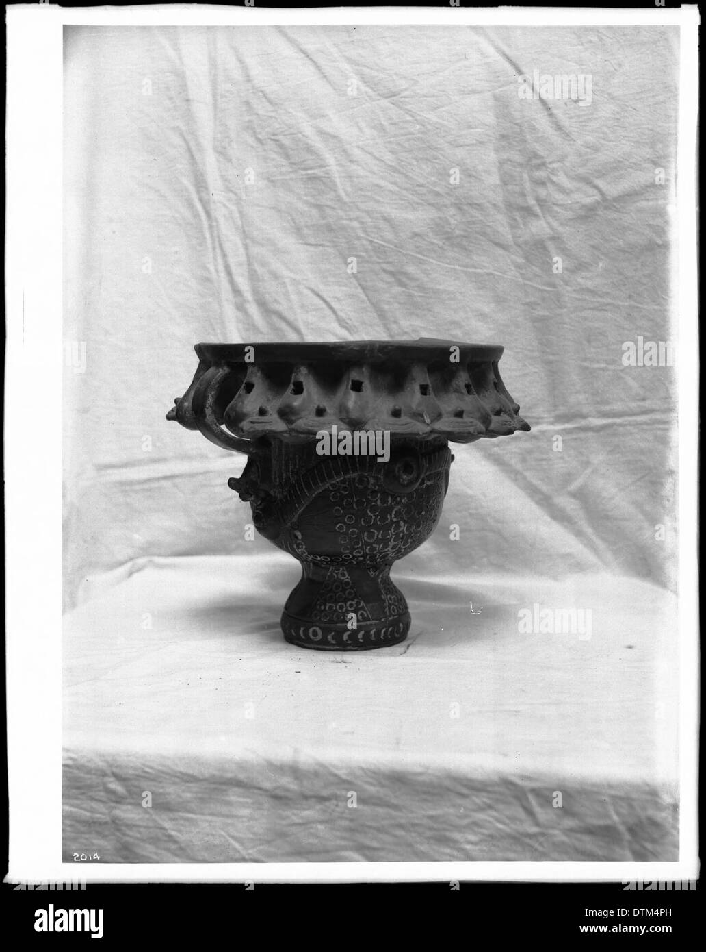 Ein Tolteken-Musikinstrument, das zwischen 1895 und 1905 aufgenommen wurde und die Handwerkskunst und das Design dieses antiken Objekts zeigt. Stockfoto