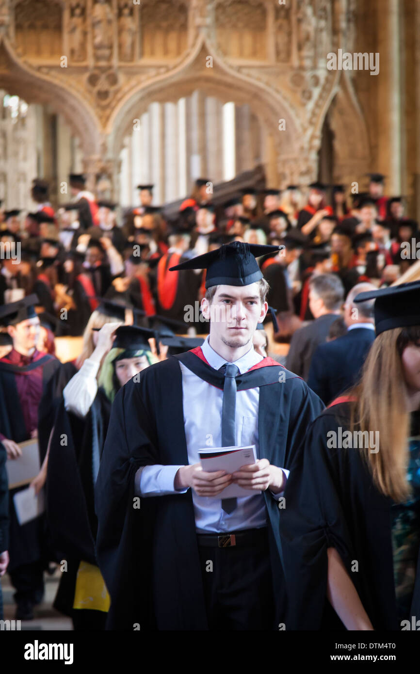 Studentin zu Fuß zurück von seiner Auszeichnung während einer Abschlussfeier der Universität in Bristol Kathedrale. Stockfoto