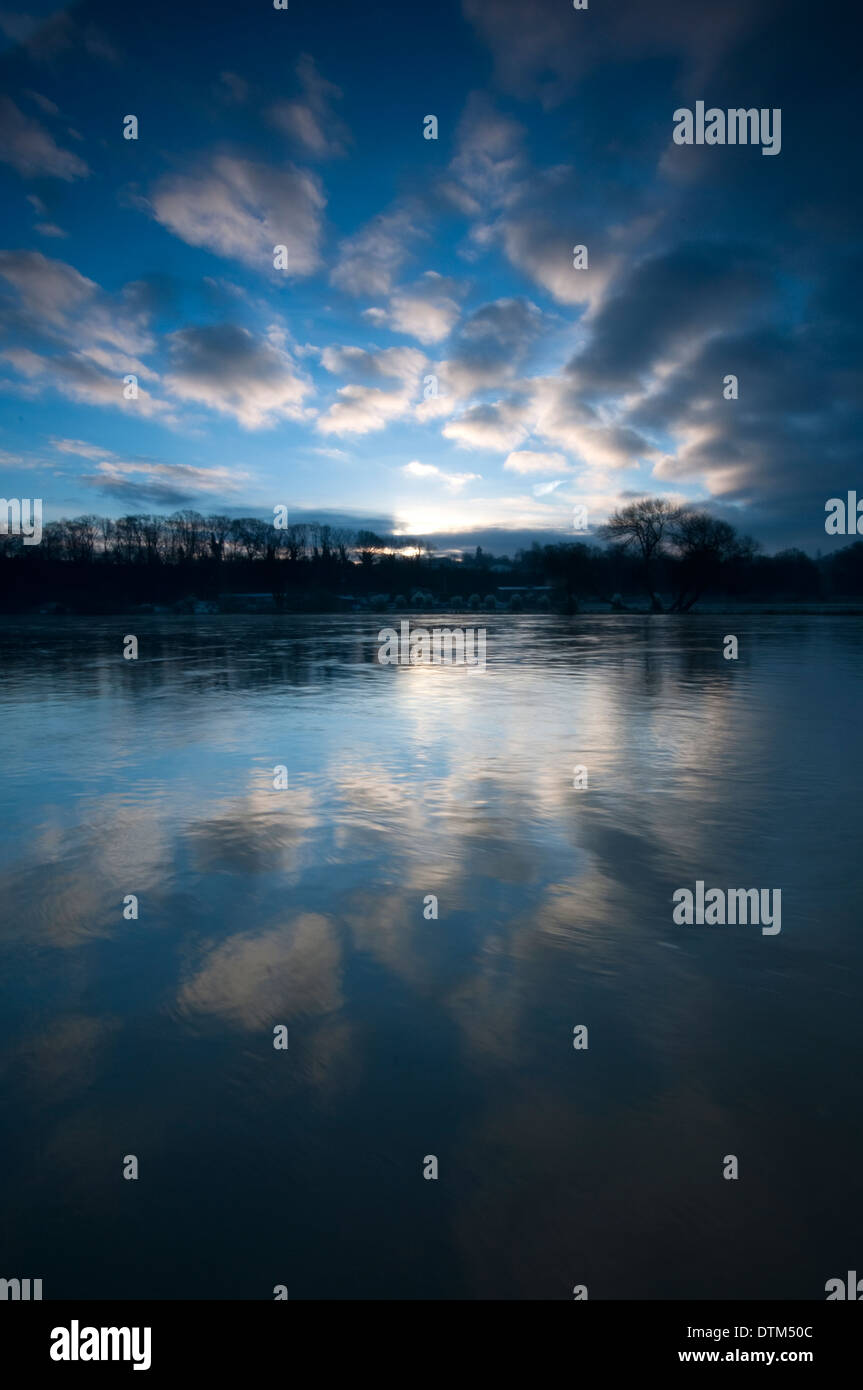 Sonnenaufgang über dem Fluss Trent am Gunthorpe, Nottinghamshire, England UK Stockfoto