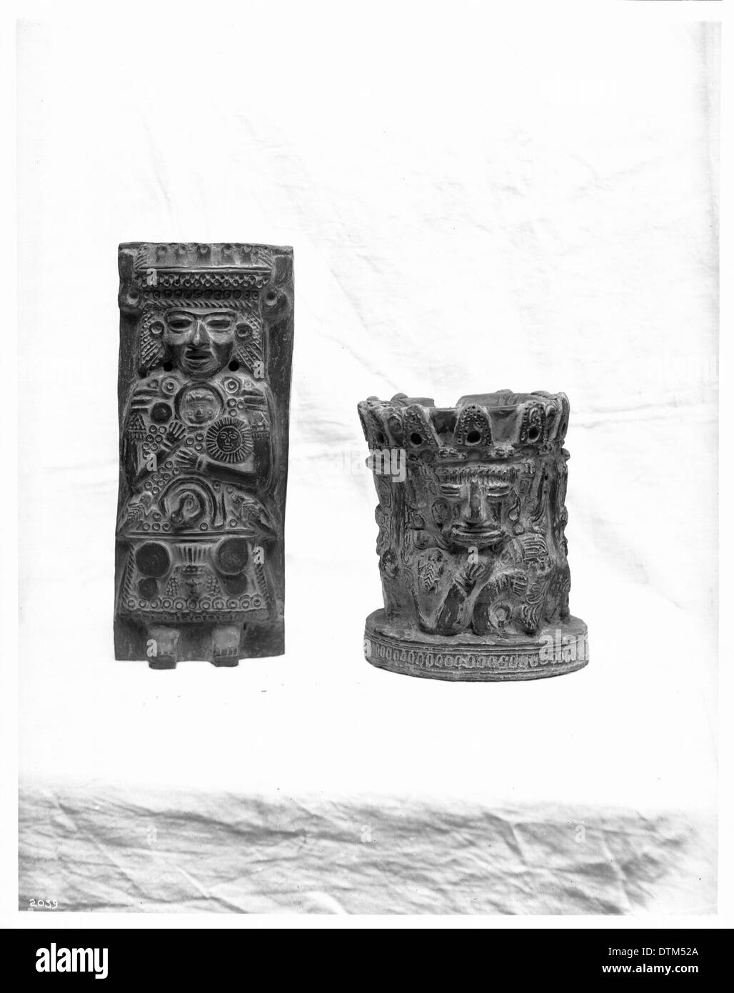 Zwei anthropomorphe Stücke der Tolteken (Azteken) Keramik aus dem Cliff Dwellers und Pueblo-Indianer von Mexiko, ca.1900 Stockfoto