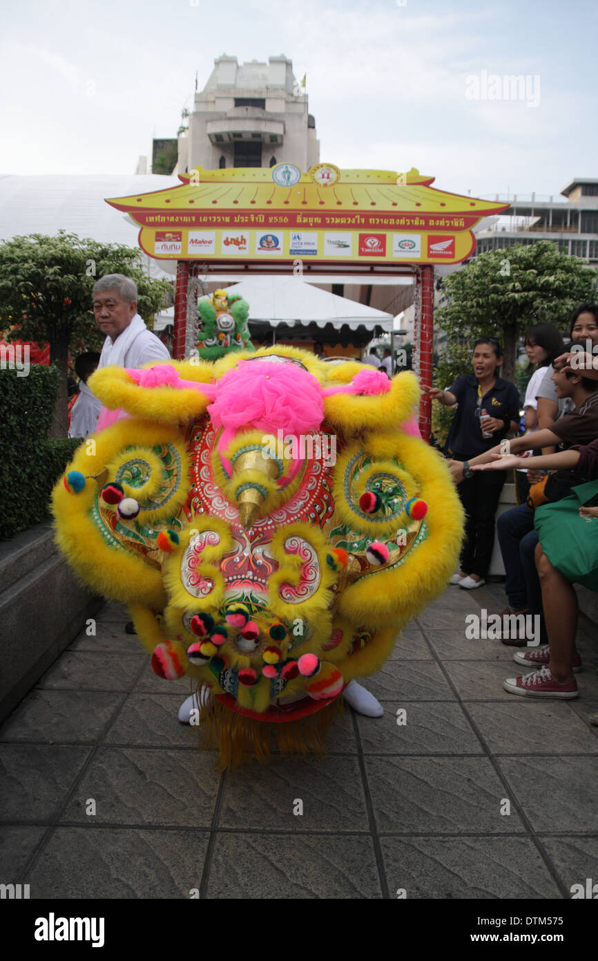 Chinesischer Löwentanz führen bei vegetarischen Festival in Bangkoks Chinatown, Thailand Stockfoto