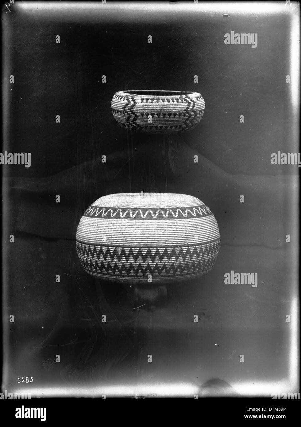 Ein Foto mit zwei ausgestellten indischen Körben, aufgenommen um 1900, das traditionelle Handwerkskunst und das kulturelle Erbe veranschaulicht. Stockfoto