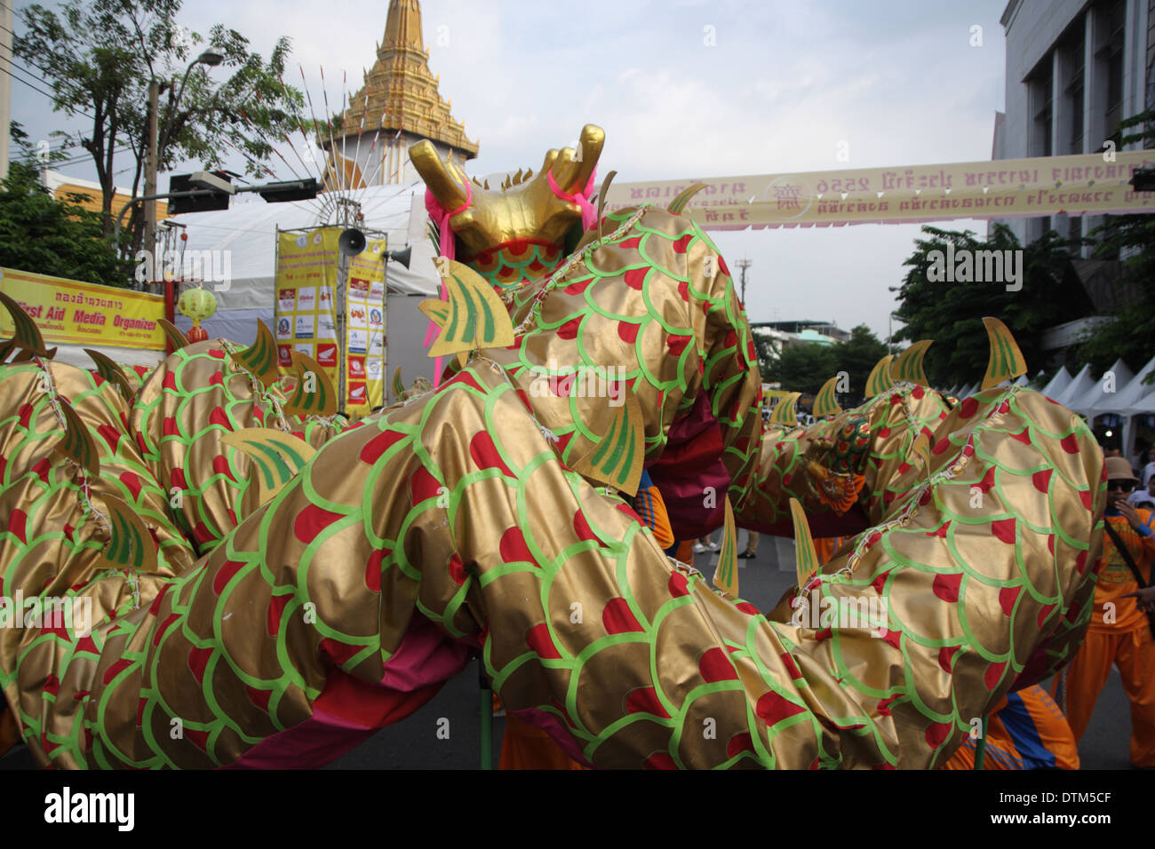Chinesische Drachentanz aufführen, während vegetarische Festival in Bangkoks Chinatown, Thailand Stockfoto