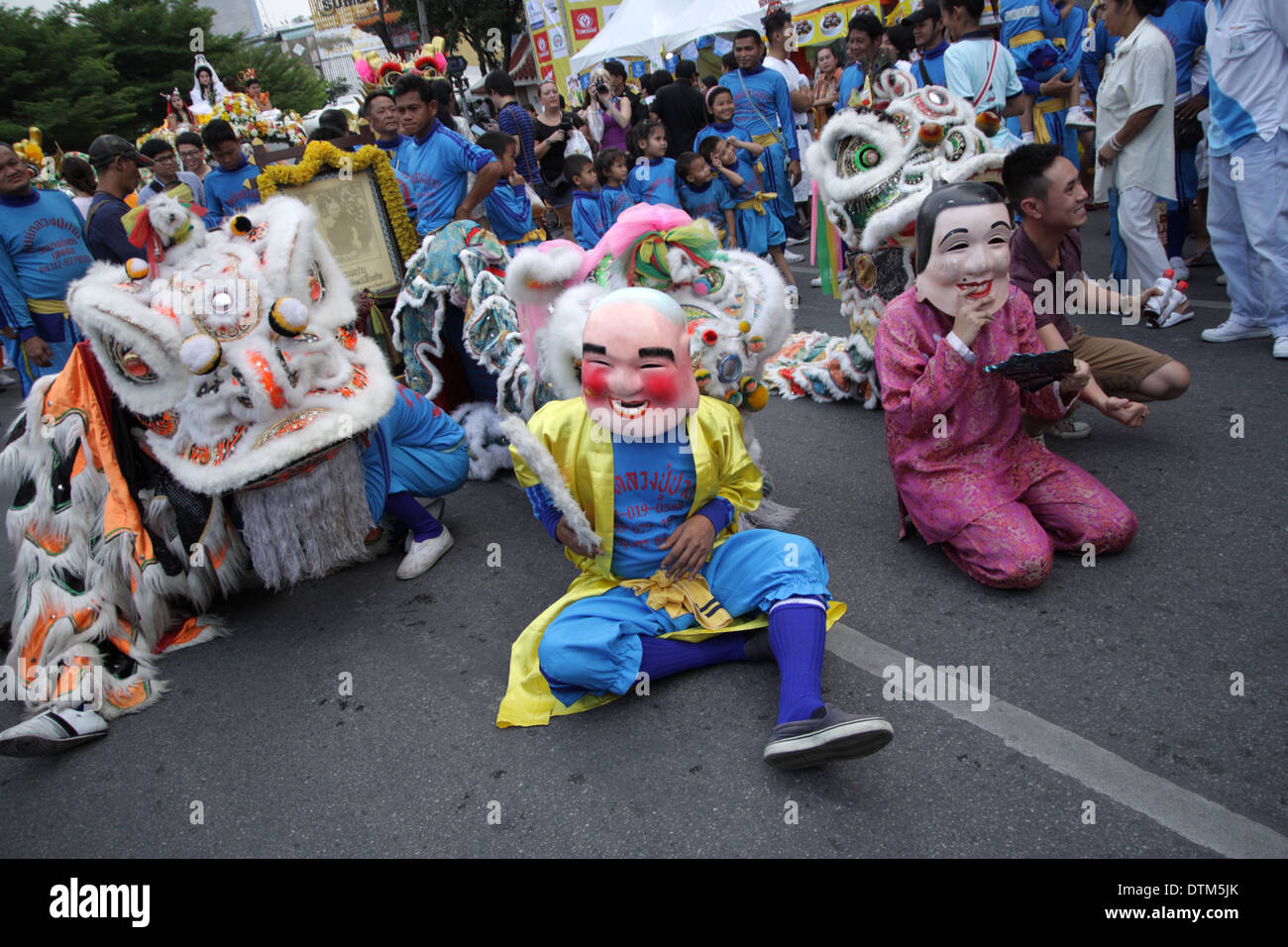 Chinesischer Löwentanz führen bei vegetarischen Festival in Bangkoks Chinatown, Thailand Stockfoto