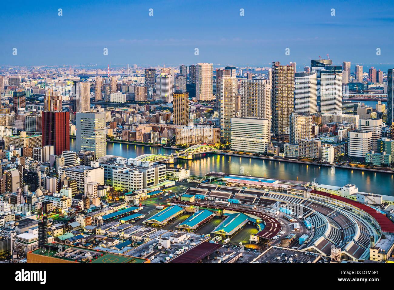 Tokyo, Japan Stadtbild Antenne Stadtbild über Tsukiji-Markt in der Dämmerung. Stockfoto