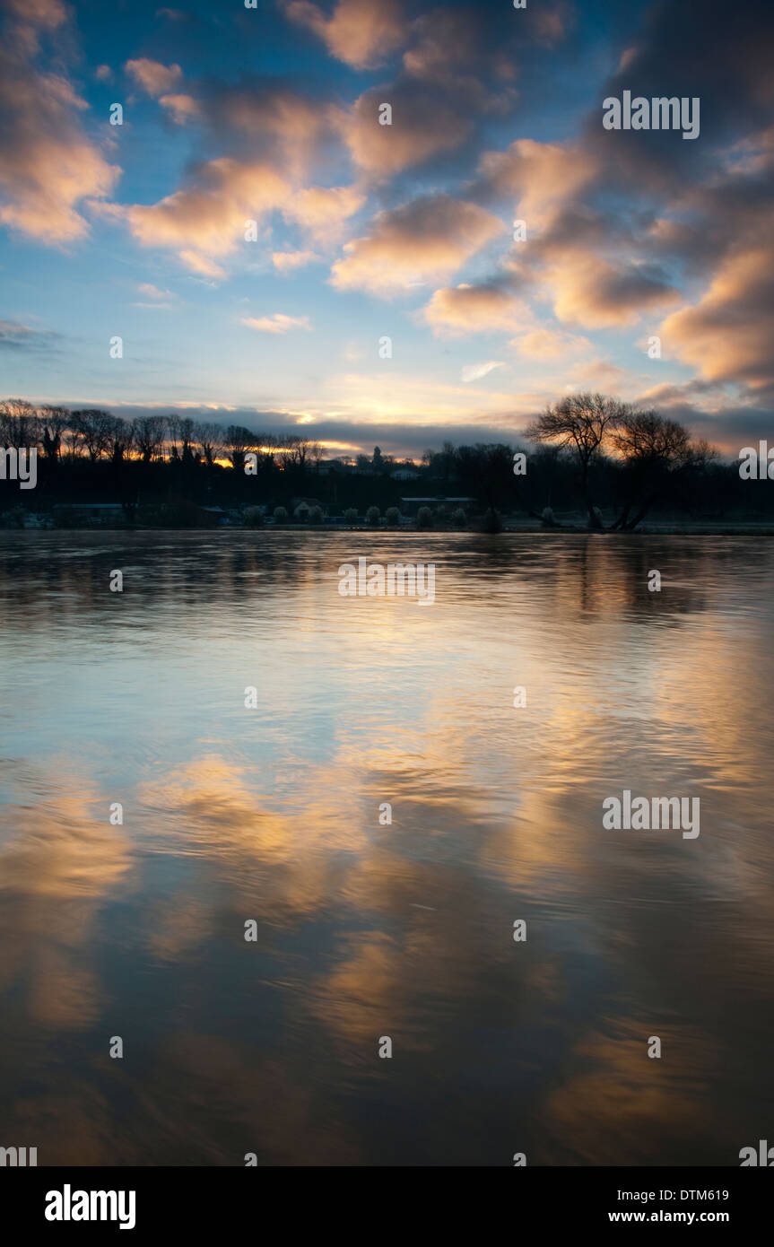 Sonnenaufgang über dem Fluss Trent am Gunthorpe, Nottinghamshire, England UK Stockfoto