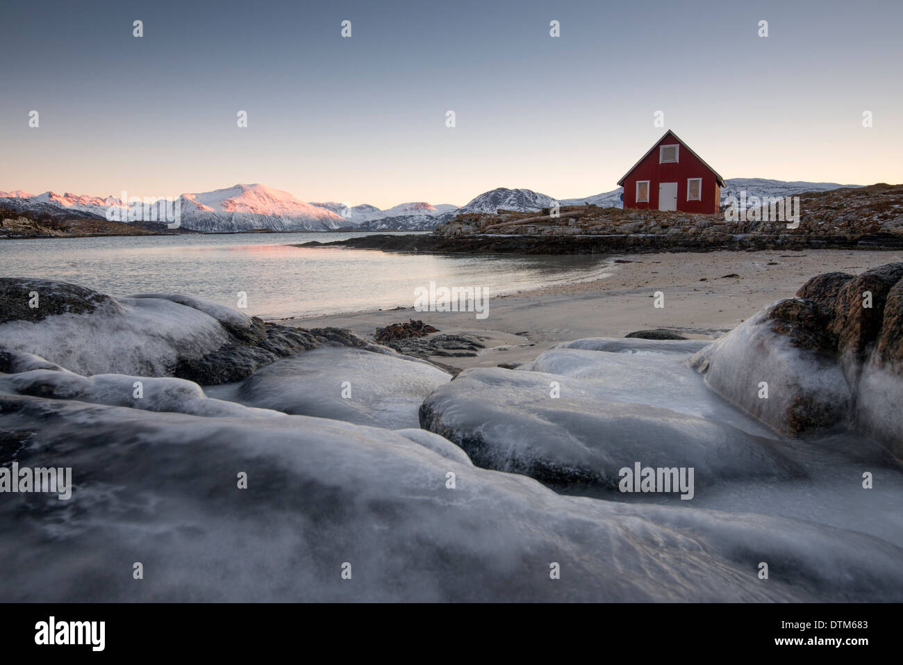 Ein Bootshaus auf einem gefrorenen Strand am Sommaroy, Norwegen Stockfoto