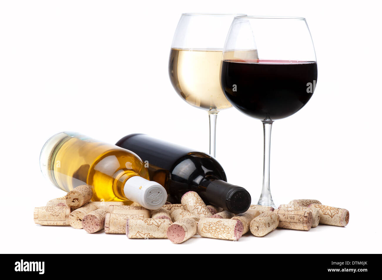 Brille von weiß und rot Wein und Korken über weiß Stockfoto