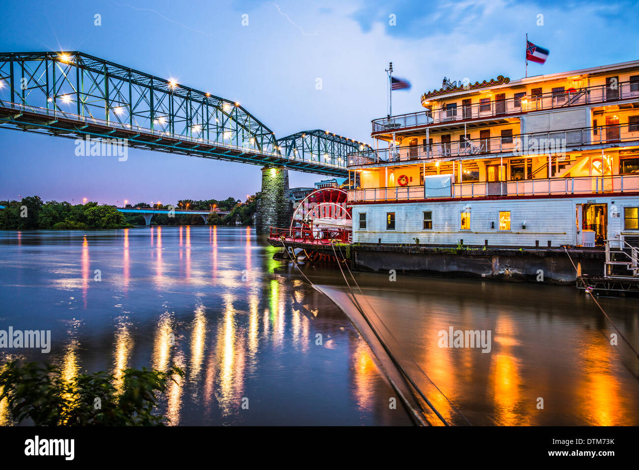 Chattanooga, Tennessee, USA in der Nacht am Fluss. Stockfoto