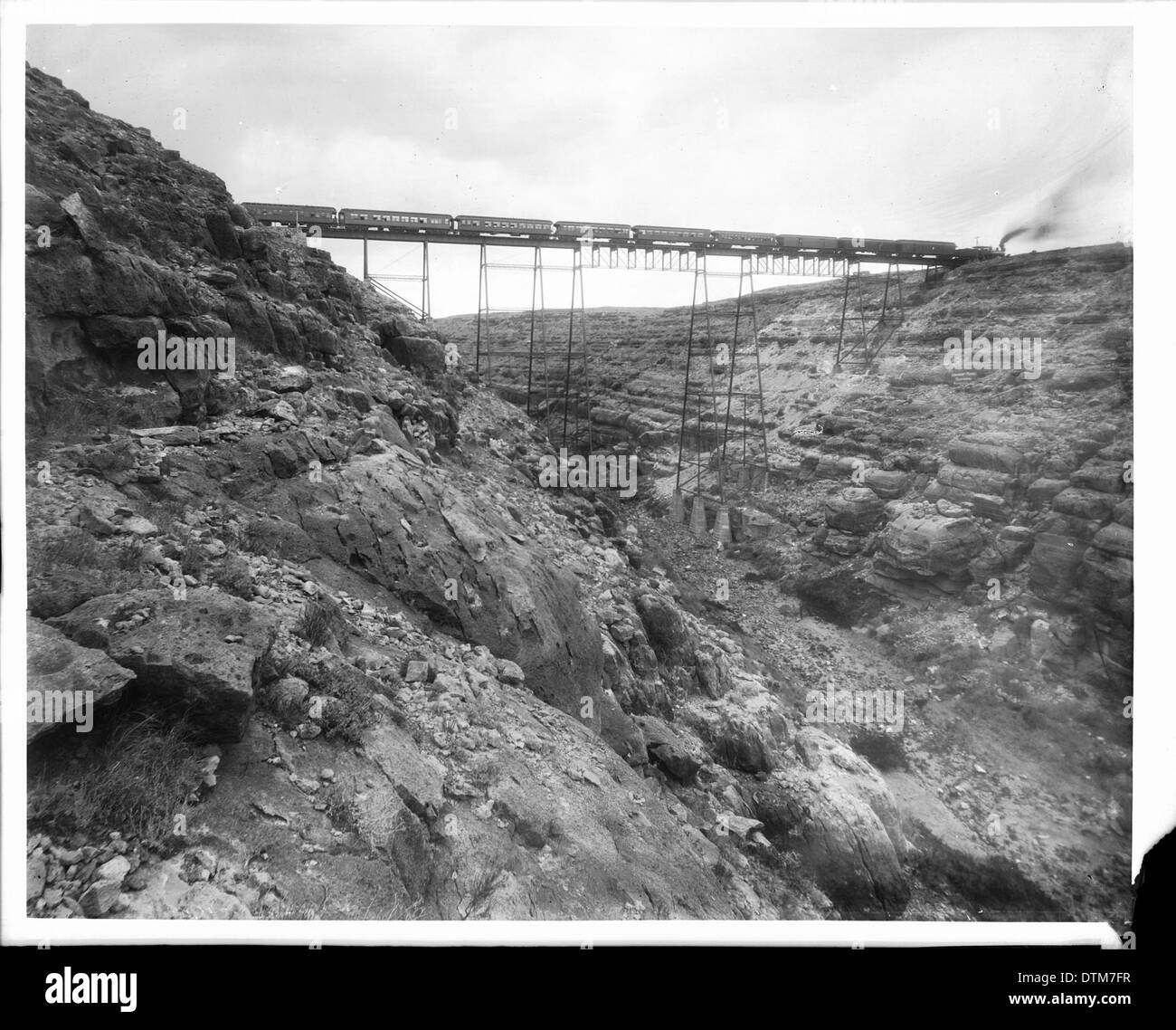 Ein Zug über eine Brücke über Canyon Diablo auf einem Navajo-Reservat in Arizona, ca.1900 Stockfoto