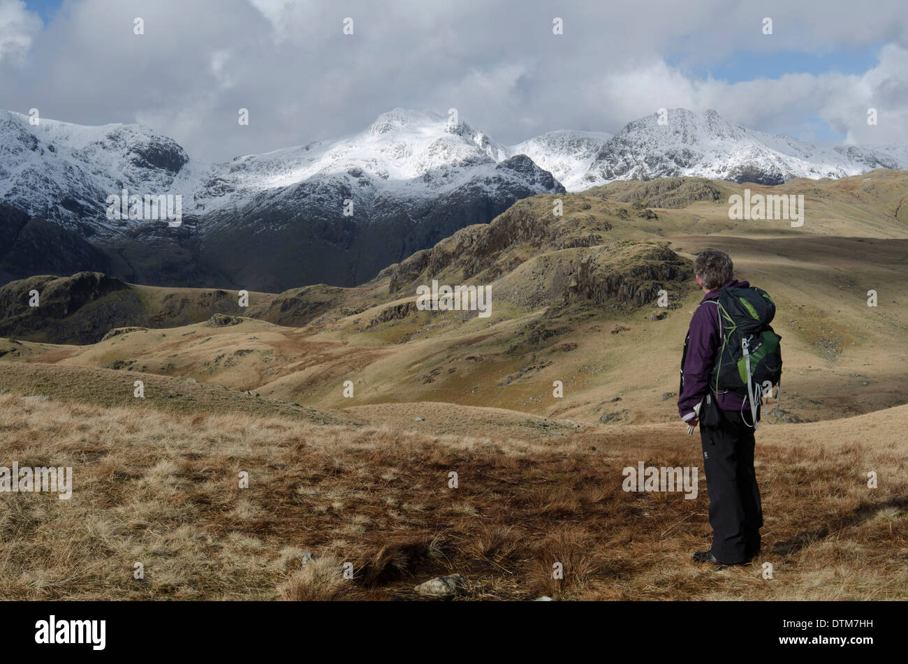 Ein Winter-Wanderer bewundern Scafell Pike aus Mosedale im englischen Lake District. Stockfoto