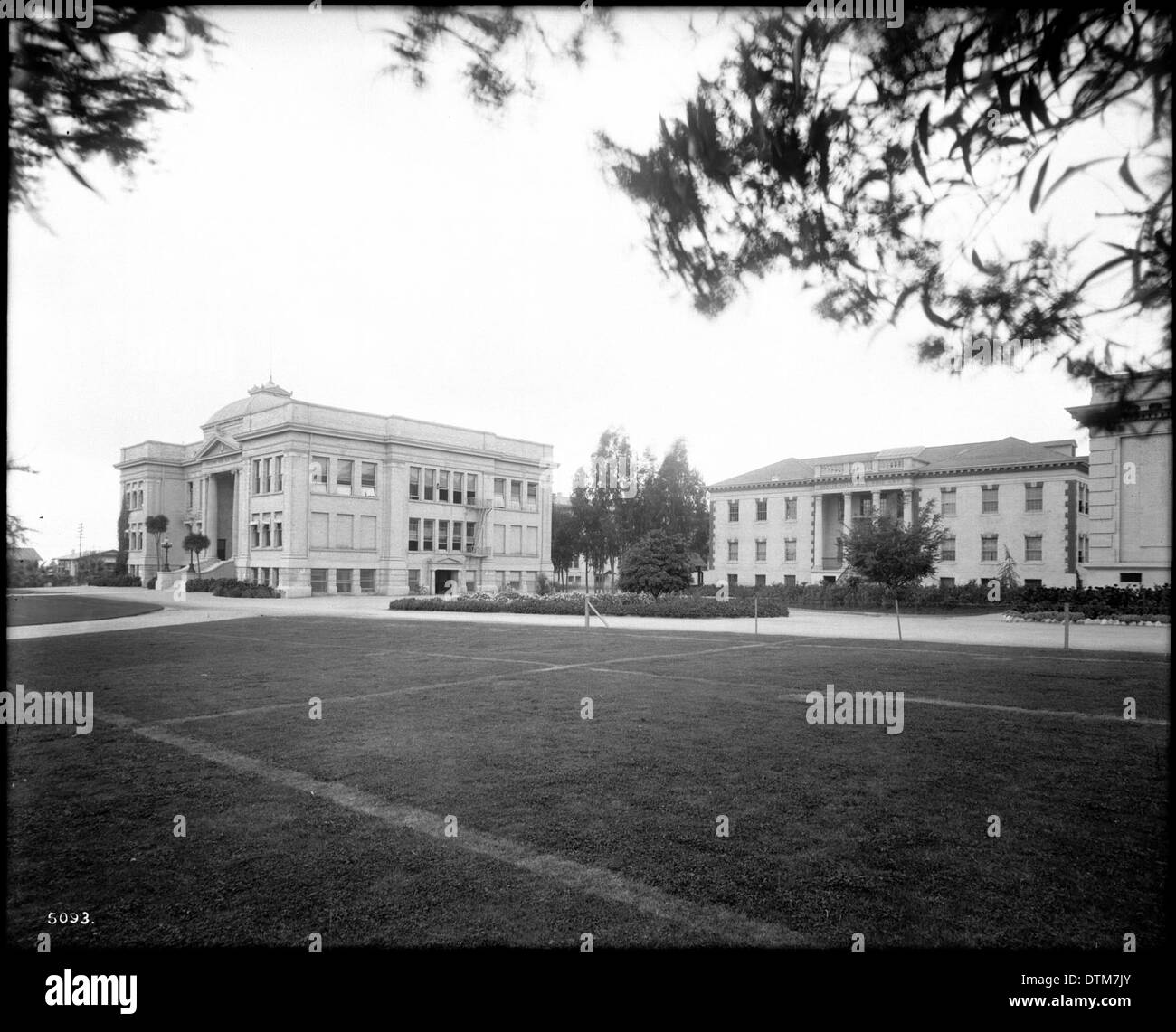 Ein Blick auf die Hollywood High School, die sich an der Sunset Avenue und Highland Avenue in Los Angeles befindet, wurde 1916 aufgenommen und zeigt die Architektur und Umgebung der Schule. Stockfoto