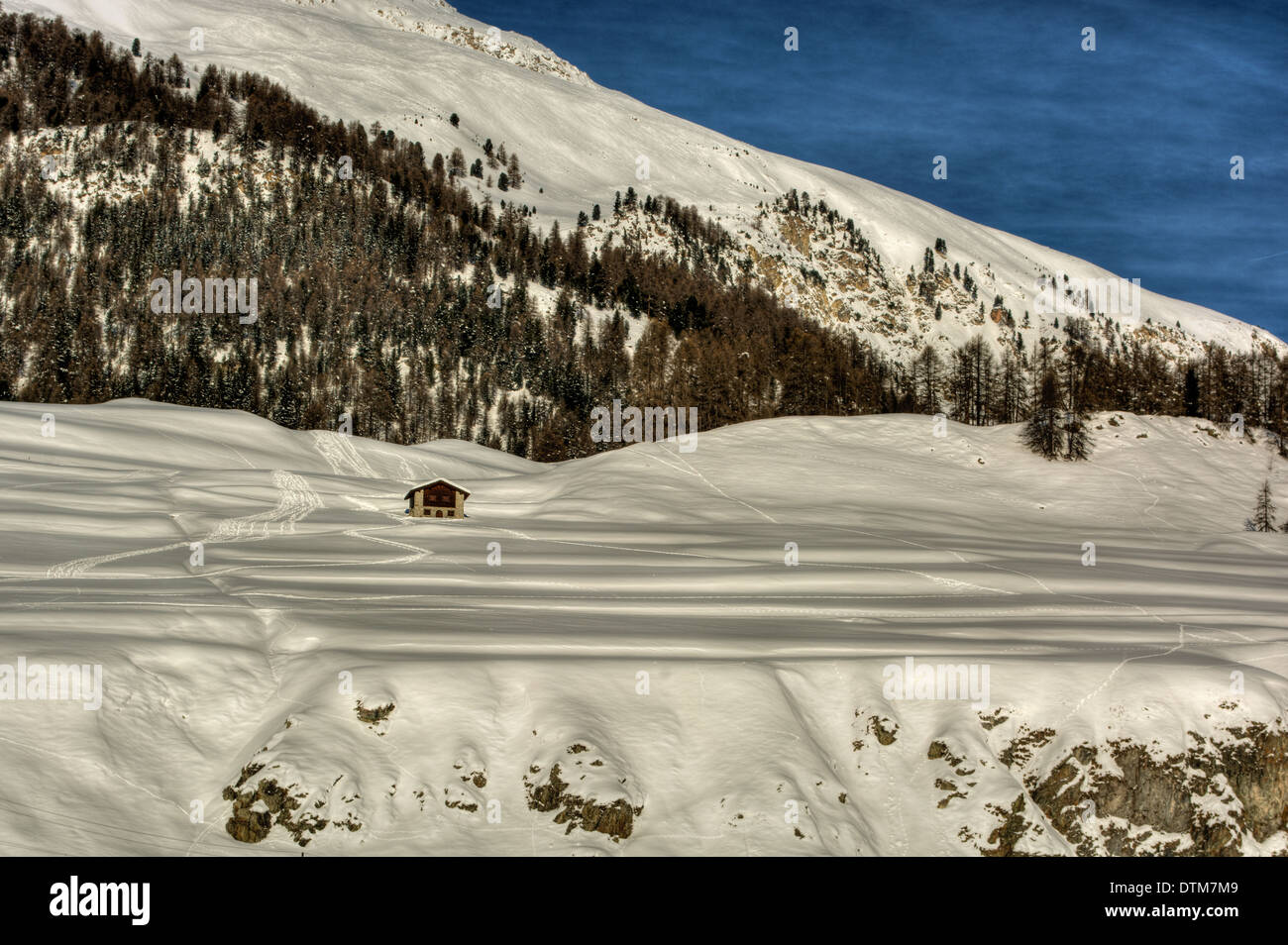 Schneebedeckte Berge in der Nähe von Celerina und Samedan (Schweiz), HDR-Technik Stockfoto