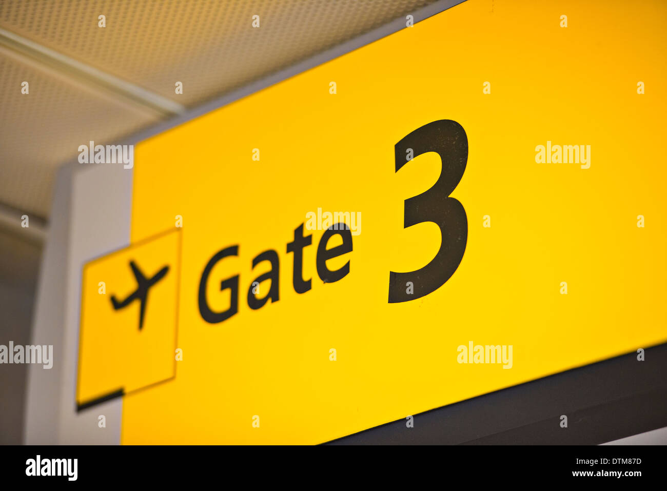 Tor 3 Zeichen auf einem Flughafen. Stockfoto