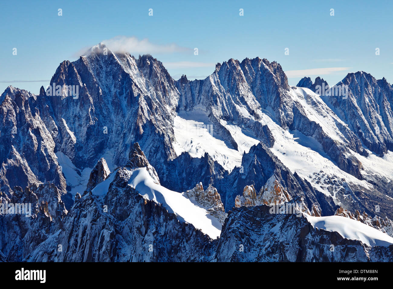 Verschneite Berggipfel gesehen von der Aiguille du Midi, hoch in den französischen Alpen über dem Tal von Chamonix. Stockfoto