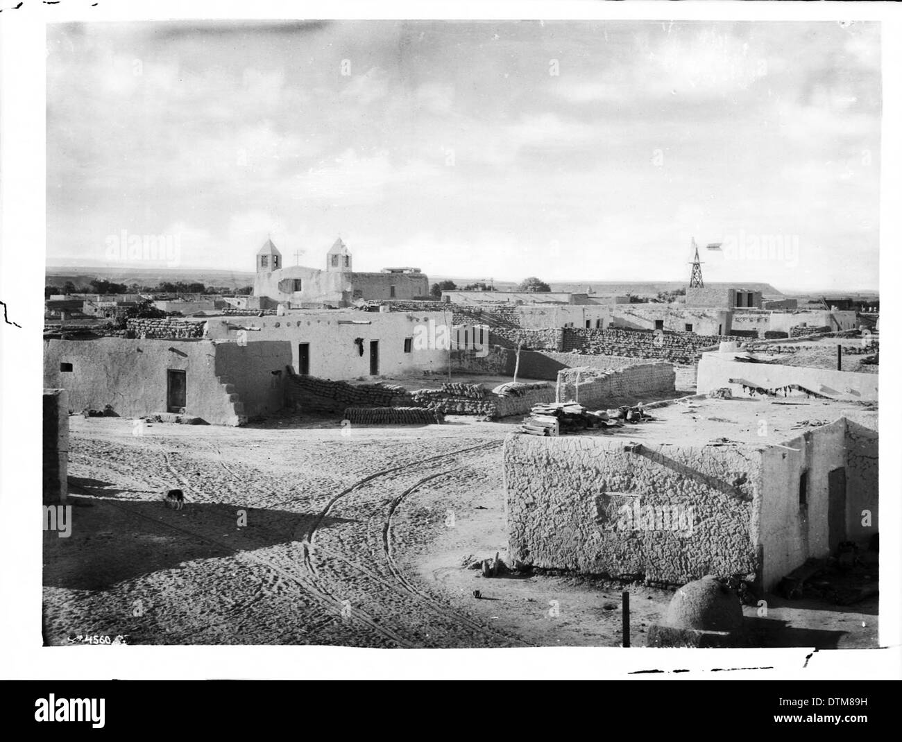 Ein Foto aus der Zeit um 1898, das einen Blick auf das Pueblo von Isleta, New Mexico, zeigt die traditionelle Architektur der Gegend. Stockfoto