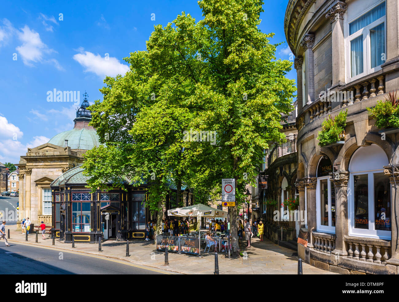 Die Royal Pump Room Museum und The Place Bar und Bistro, Royal Parade, Harrogate, North Yorkshire, England, UK Stockfoto