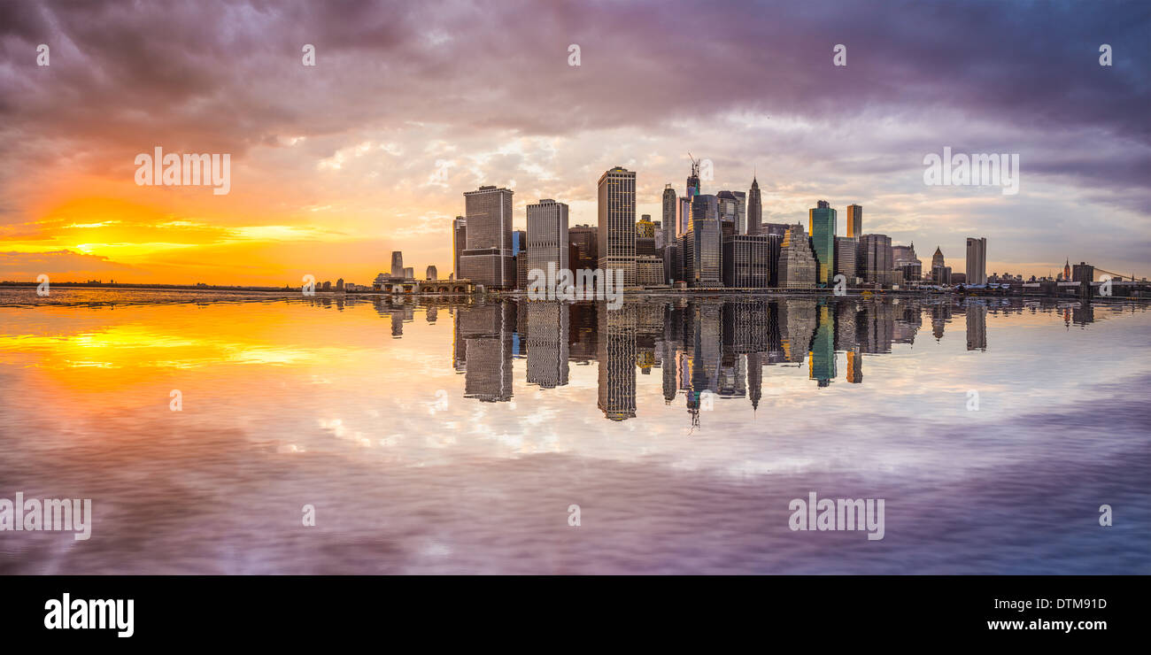 New York City-Financial District in Lower Manhattan aus über den East River. Stockfoto