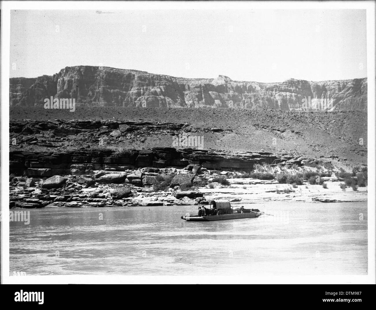 Ein Wagen überquert den oberen Colorado River auf einer Fähre bei Lee's Ferry, Grand Canyon, zwischen 1900 und 1930, was die damaligen Transportmethoden veranschaulicht. Stockfoto