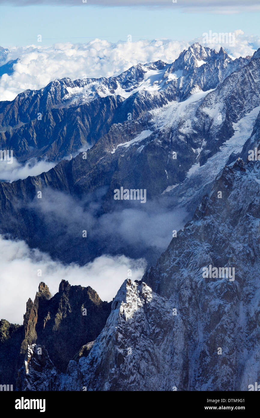 Verschneite Berggipfel gesehen von der Aiguille du Midi, hoch in den französischen Alpen über dem Tal von Chamonix. Stockfoto