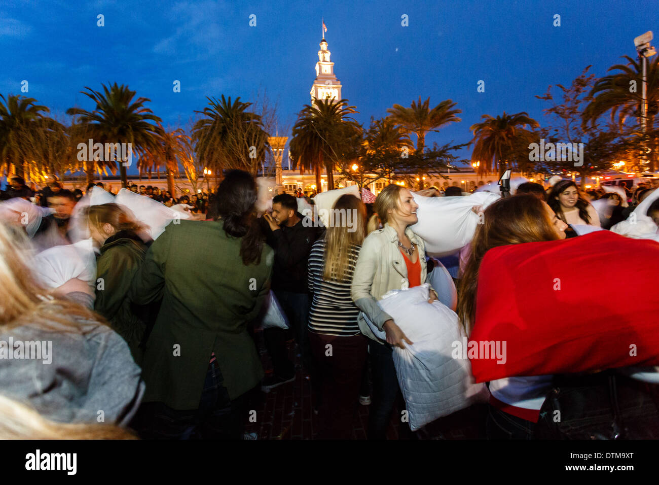 Menschen sammeln mit Kissen zur Teilnahme an Valentinstag Kissenschlacht in San Francisco Stockfoto