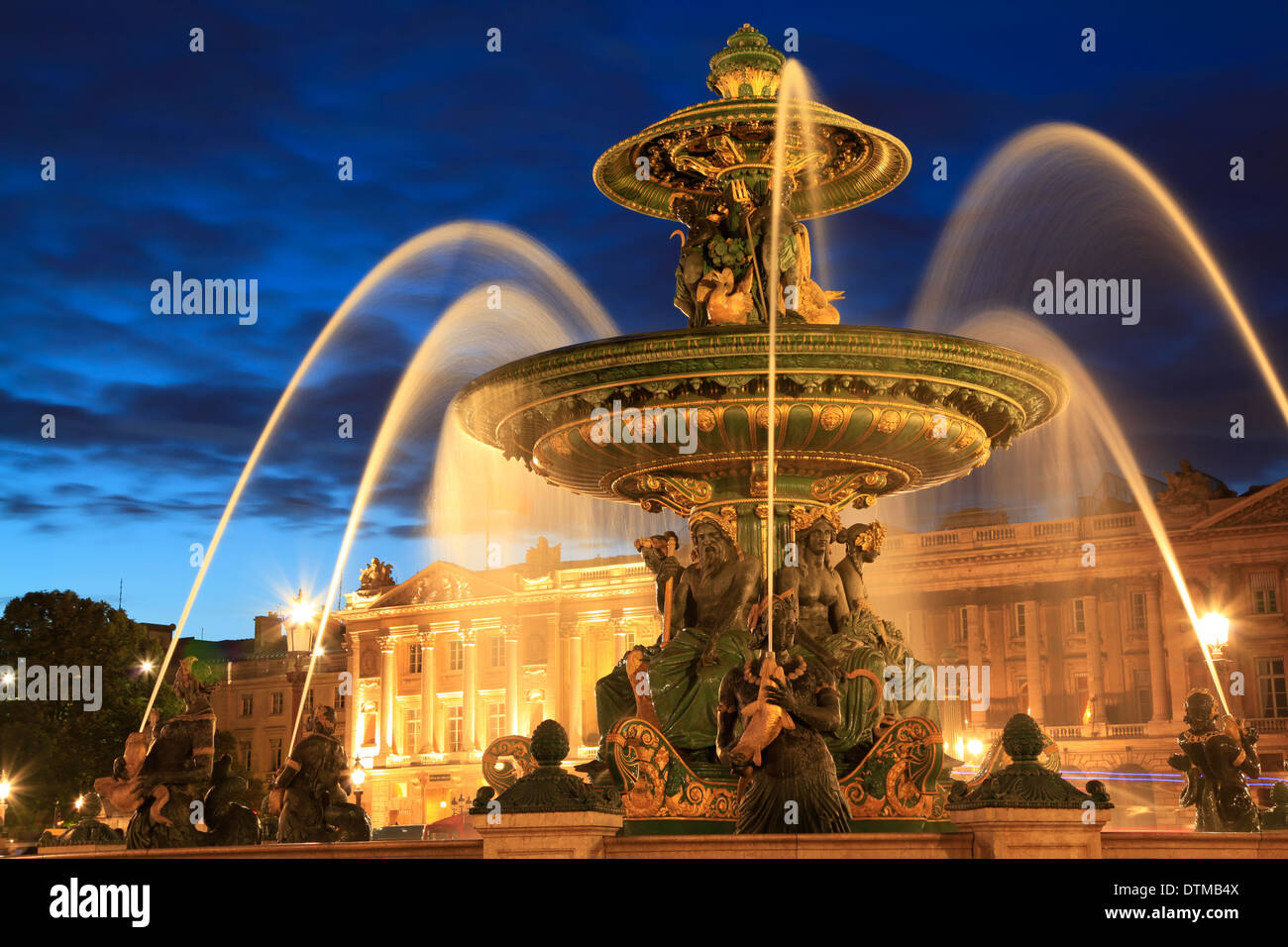 Brunnen in Place De La Concorde in der Abenddämmerung, Paris, Frankreich Stockfoto
