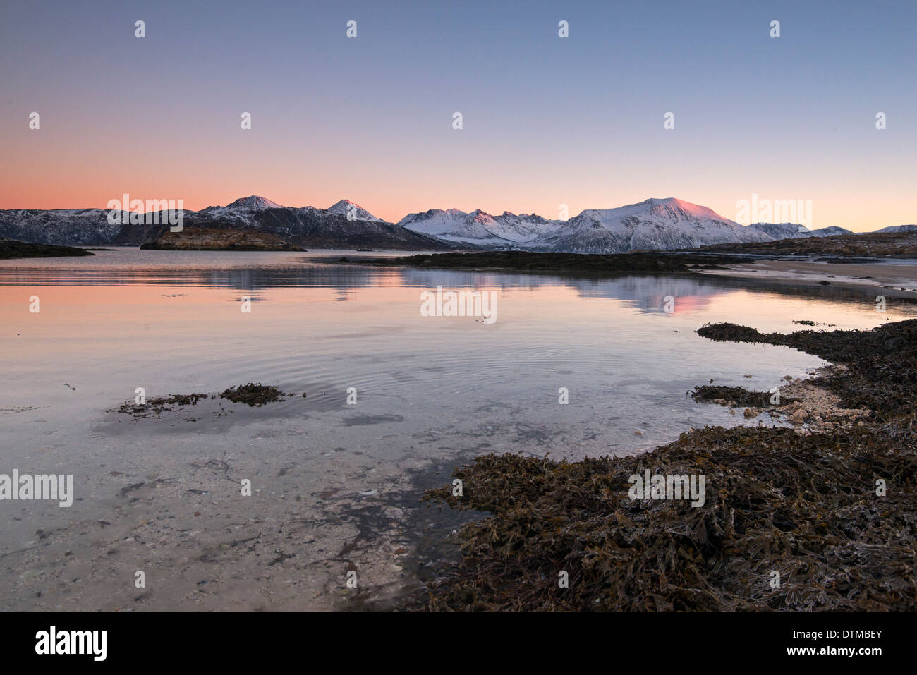 Arktis-Twilight in Sommaroy in der Nähe von Tromsø, Norwegen Stockfoto