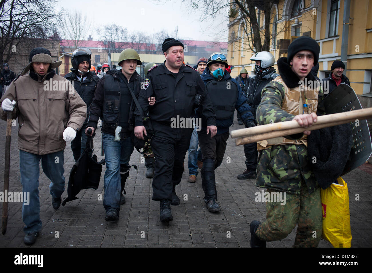 Kiew, Ukraine. 20. Februar 2014. Demonstranten haben ein Polizei Mann in das Gesicht Weg gegen schwer bewaffnete Polizei in Kiew. Der Ukraine kampfbereiten Führer verkündet einen "Waffenstillstand" mit der Opposition, wie er bereit, gegrillt zu bekommen, durch den Besuch von EU-Diplomaten über Zusammenstöße, die 26 getötet und verließ die Regierung diplomatische Isolation konfrontiert. Die schockierende Ausmaß der Gewalt drei Monate nach Beginn der Krise ernste Besorgnis zum Ausdruck gebracht aus dem Westen und Verurteilung von einem '' Putschversuch '' durch den Kreml-Kredit: ZUMA Press, Inc./Alamy Live News Stockfoto