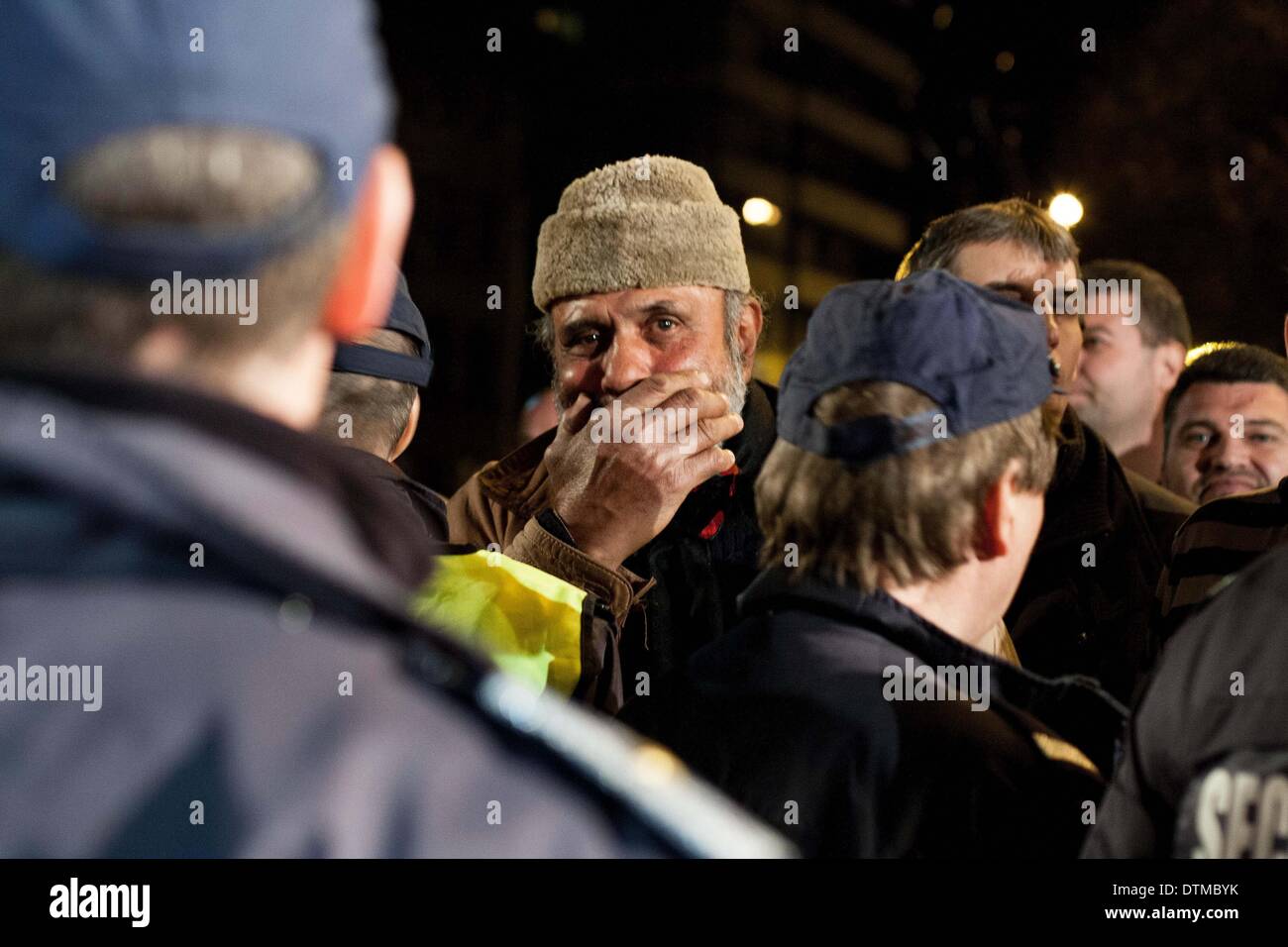 Sofia, Bulgarien. 19. Februar 2014. Volen Siderov, bulgarischer Abgeordneter und Vorsitzender der nationalistischen Partei ''' Angriff '' kollidierte mit der Polizei und bestand darauf, den Platz vor dem Denkmal "Vasil Levski" frei für ihn, eine Rallye mit seinen Anhängern zu halten sein. Volen Siderov einrichten einem Ultimatum bis drei Minuten die Polizei zum mitnehmen, dass die Menschen waren gekommen, um Blumen am Denkmal niederzulegen und hatte begonnen, Buhrufe bei ihm oder er selbst und seine Anhänger rauben würde. Polizei-gebildeten zwei Kordeln und schob Menschen weg von der Rallye Credit: Hristo Vladev/NurPhoto/ZUMAPRESS.com/Alamy Live News Stockfoto