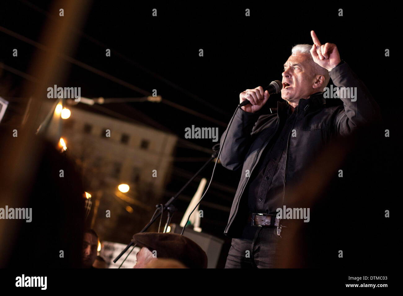 Sofia, Bulgarien. 19. Februar 2014. Volen Siderov, bulgarischer Abgeordneter und Vorsitzender der nationalistischen Partei ''' Angriff '' kollidierte mit der Polizei und bestand darauf, den Platz vor dem Denkmal "Vasil Levski" frei für ihn, eine Rallye mit seinen Anhängern zu halten sein. Volen Siderov einrichten einem Ultimatum bis drei Minuten die Polizei zum mitnehmen, dass die Menschen waren gekommen, um Blumen am Denkmal niederzulegen und hatte begonnen, Buhrufe bei ihm oder er selbst und seine Anhänger rauben würde. Polizei-gebildeten zwei Kordeln und schob Menschen weg von der Rallye Credit: Hristo Vladev/NurPhoto/ZUMAPRESS.com/Alamy Live News Stockfoto