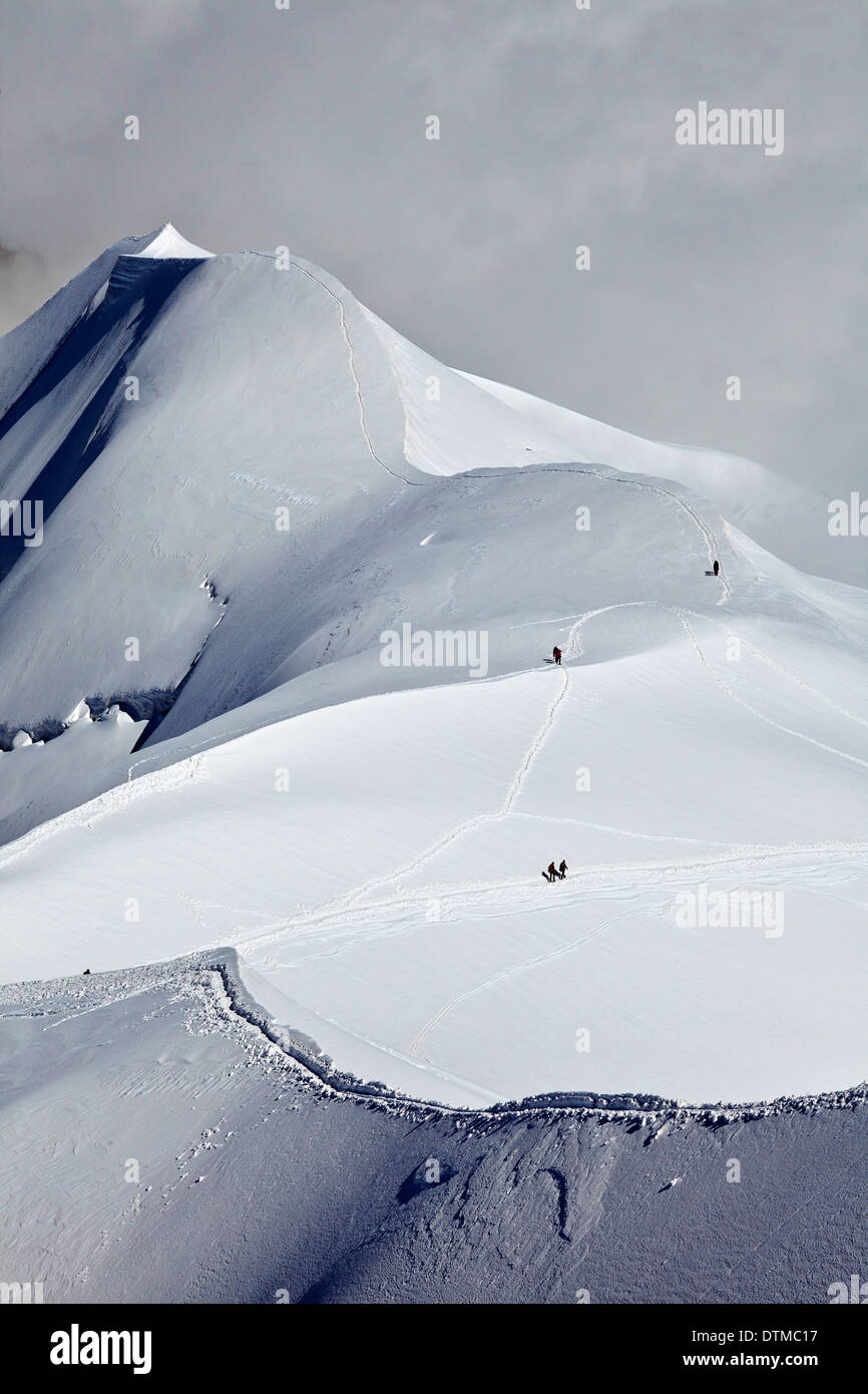 Abstieg vom Gipfel des Mont Blanc in den französischen Alpen über Chamonix Kletterer. Stockfoto