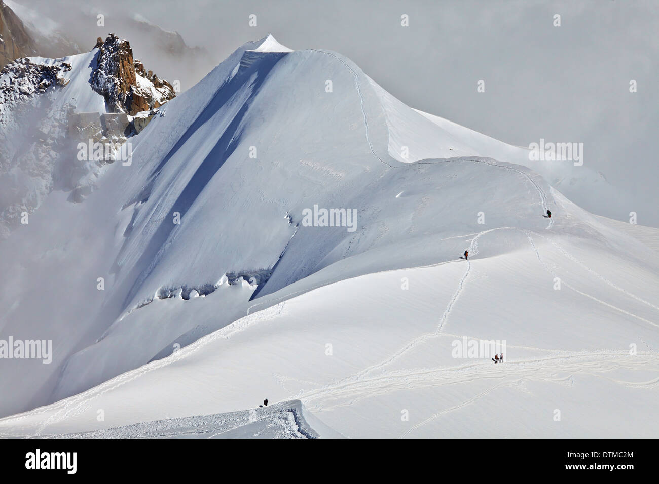 Abstieg vom Gipfel des Mont Blanc in den französischen Alpen über Chamonix Kletterer. Stockfoto