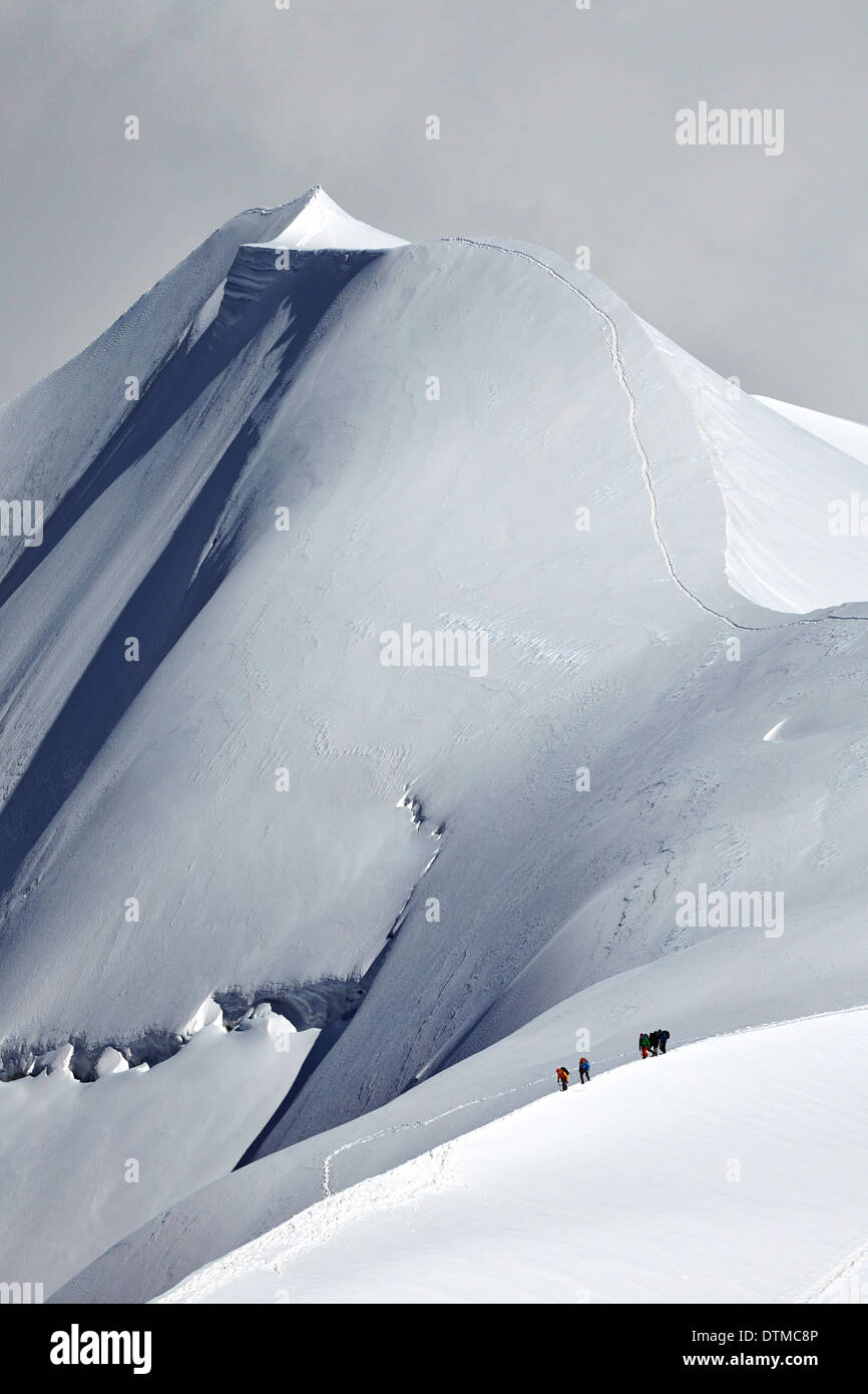 Abstieg vom Gipfel des Mont Blanc in den französischen Alpen über Chamonix Kletterer. Stockfoto